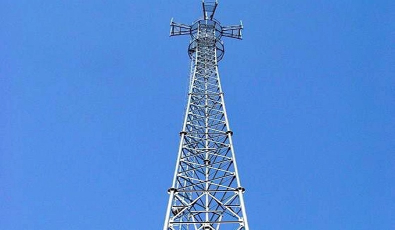 Torre de tres patas: una torre de comunicación eficiente en el espacio