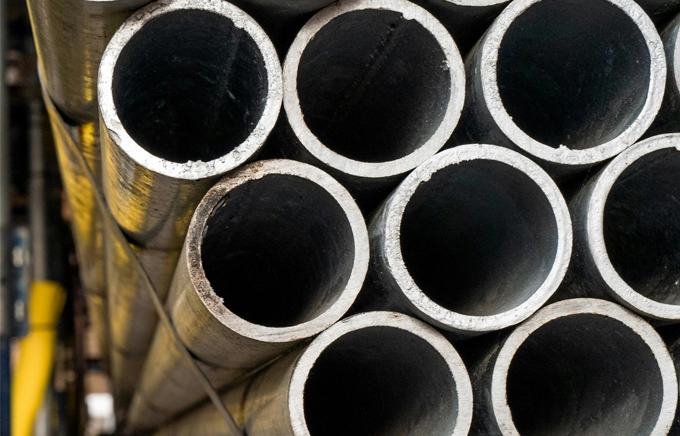 ¿Cuáles son los requisitos para las materias primas en la construcción de la torre de acero?