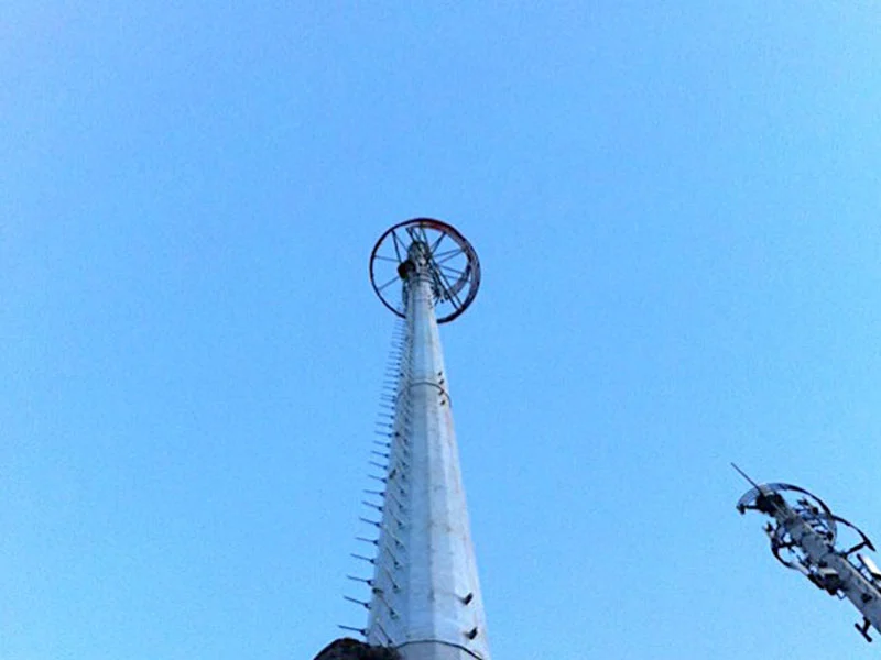 Instalación de postes de acero eléctrico