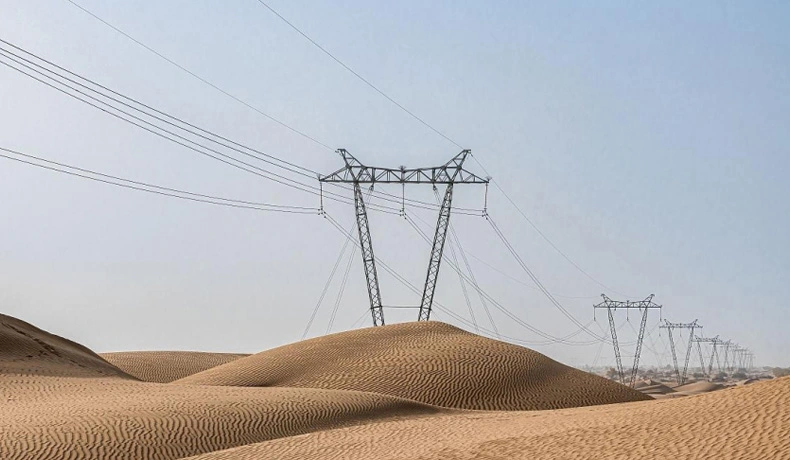 Las Torres de la línea de transmisión de 750km comienzan a operar en el desierto de Taklimakan